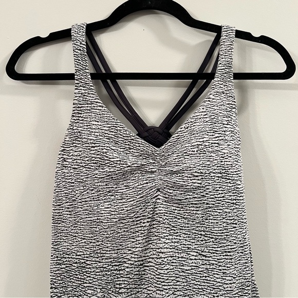 Women’s Lululemon gray and white patterned athletic built in bra tan top size 2 - Picture 2 of 7